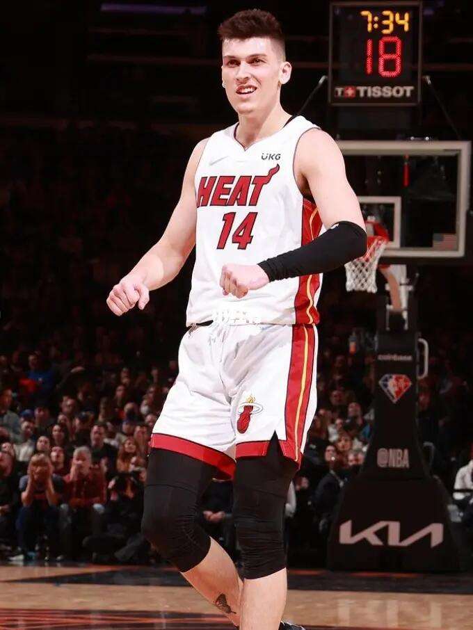 的表现充满 的表现充满